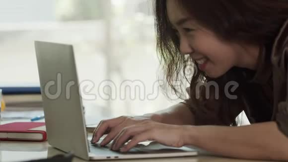 年轻的亚洲女性使用笔记本电脑视频的预览图