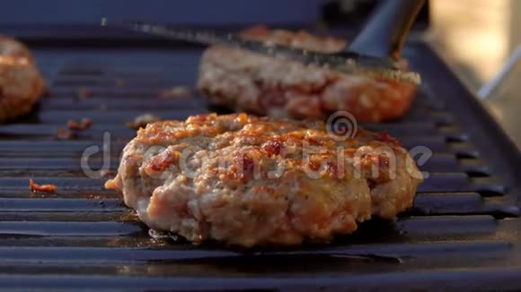 美味的牛肉片压在烤架上视频的预览图