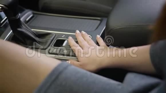 女性高加索手接触按钮和汽车内齿轮移位的特写年轻成功的商人视频的预览图