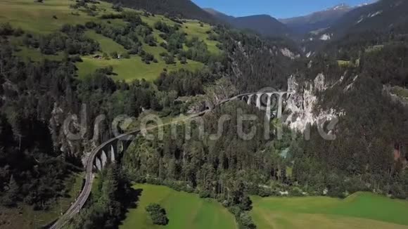 瑞士兰德瓦瑟高架桥的鸟瞰图视频的预览图