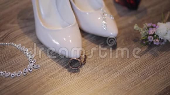 结婚戒指花束和新娘鞋新娘的配饰视频的预览图