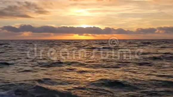 日落时分空中飞行在海面上自然景观4kcilento视频的预览图