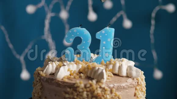 生日蛋糕有31号蜡烛在蓝色的背景上蜡烛吹灭了慢动作和特写视频的预览图