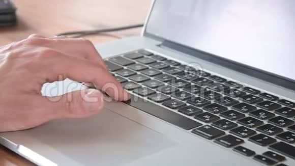 男性手在笔记本电脑上打字按空格键人在程序工作特写视频的预览图