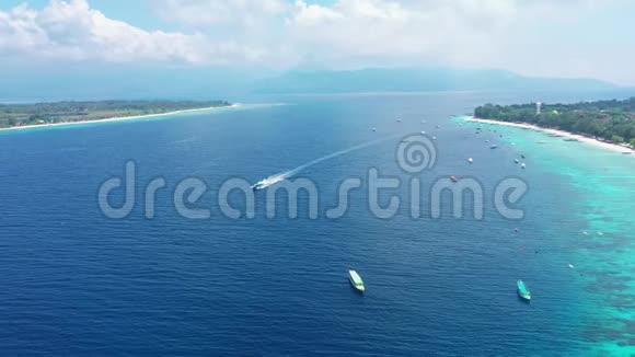在岛屿之间平静的蓝色海洋中摩托艇的速度视频的预览图