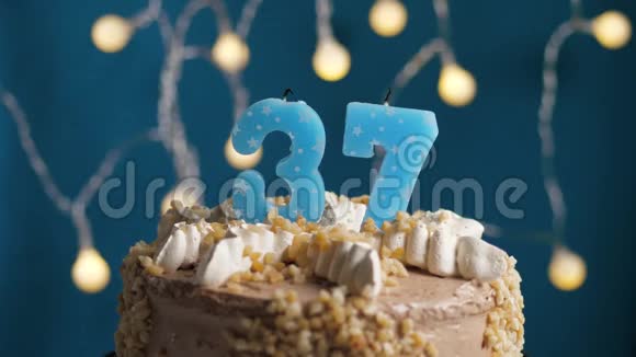 生日蛋糕蓝色背景上有37支蜡烛蜡烛吹灭了慢动作和特写视频的预览图