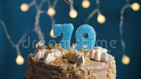 生日蛋糕蓝色背景上有79支蜡烛蜡烛吹灭了慢动作和特写视频的预览图