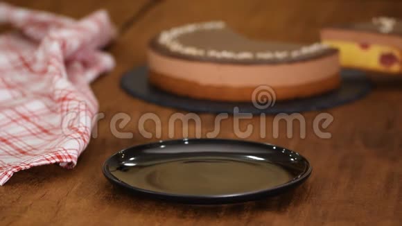 黑色盘子里的巧克力樱桃慕斯蛋糕视频的预览图