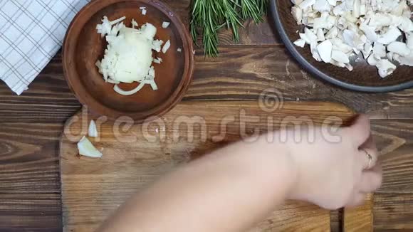 有蔬菜的米饭素菜蘑菇和胡萝卜洋葱香料辣椒和大蒜黑胡椒和齐拉视频的预览图