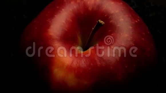 黑色背景上的红苹果视频的预览图