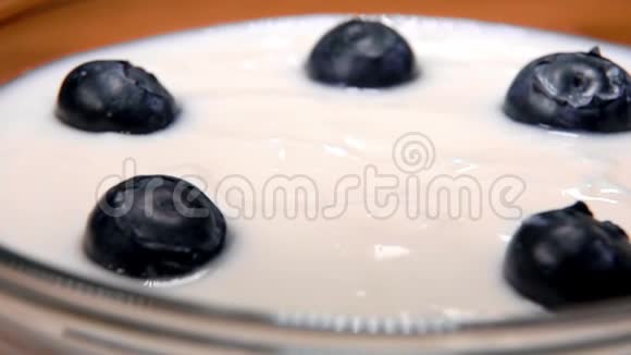 大块多汁的蓝莓会掉落美味的酸奶视频的预览图