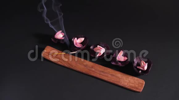 传统的东方医学香气棒吸烟美丽五朵干花在看台上的概念视频的预览图