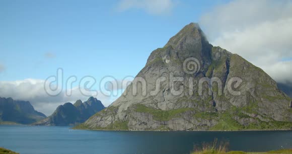 洛福顿雷恩静态拍摄的巨大的山和蓝色的湖视频的预览图