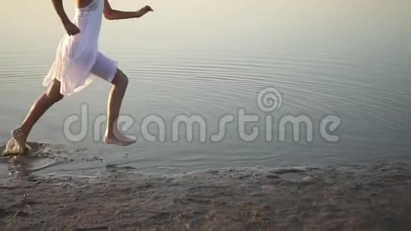 女孩在海水上奔跑然后跳跃视频的预览图