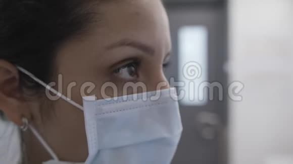 冠状病毒大流行期间带口罩照镜子的护士视频的预览图