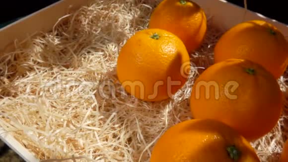 手把令人垂涎的多汁橘子放进木箱里视频的预览图