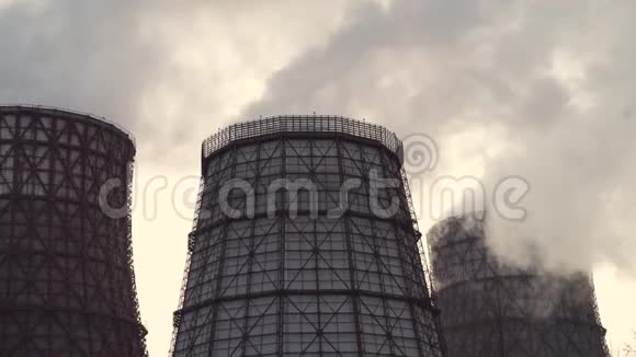 发电厂管道中的暗烟视频的预览图