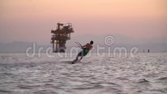 海上风筝机的时间流逝滑翔背景上的大型石油钻机4k视频的预览图