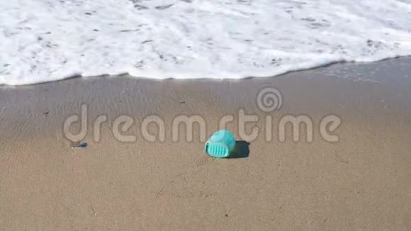 塑料肥皂容器在海浪海岸肮脏的生态系统工业垃圾中流动视频的预览图