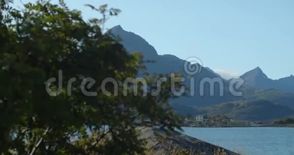 揭示北欧景观与小村庄纳德蓝湖视频的预览图