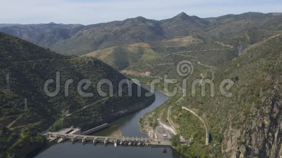 葡萄牙杜罗葡萄酒区的大坝视频的预览图