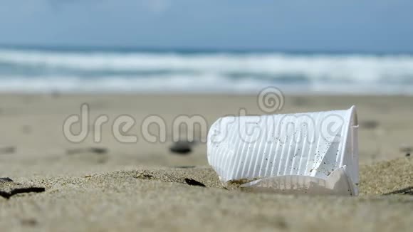 沙海海岸上的塑料玻璃垃圾波浪运动污染自然西伦托视频的预览图