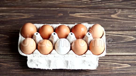 后面一张木桌上的鸡蛋锥形和一个白色农产品天然鸡蛋准备复活节视频的预览图