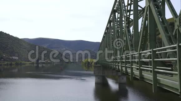 葡萄牙费拉多萨杜罗地区的铁路桥梁视频的预览图