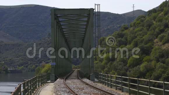 葡萄牙费拉多萨杜罗地区的铁路桥梁视频的预览图