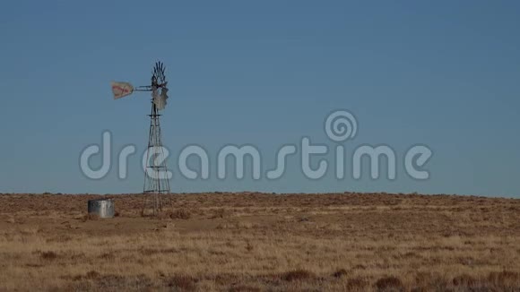 亚利桑那州的沙漠风力涡轮机视频的预览图