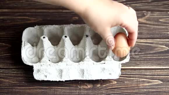 后面一张木桌上的鸡蛋锥形和一个白色农产品天然鸡蛋准备复活节视频的预览图