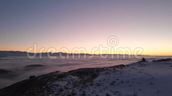 无人射击山顶上的冬天日落覆盖着云层北高加索视频的预览图
