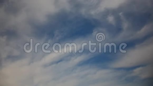 春天蓝天上的云视频的预览图