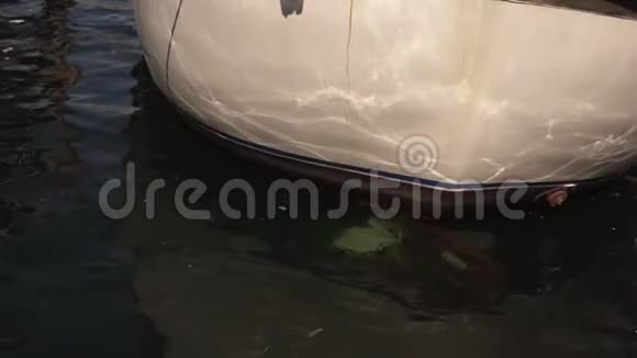 水在船白色表面的反射视频的预览图