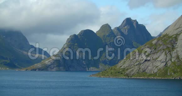 洛福顿雷恩静态射击北欧峡湾景观和蓝色湖泊视频的预览图