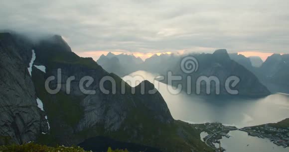 洛福顿雷尼布林根山的全景拍摄视频的预览图