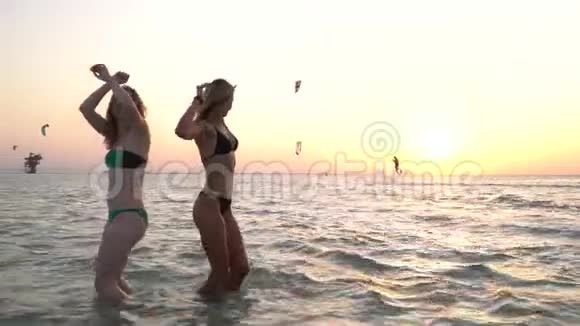 在两个女人跳舞的背景下彩色风筝冲浪者视频的预览图