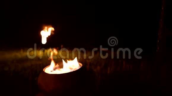 在黑暗中围绕着poi的火被点燃以供展示低键特写视频的预览图