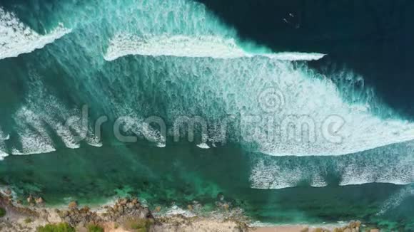 高空俯视巨大的海浪撞击和起泡视频的预览图