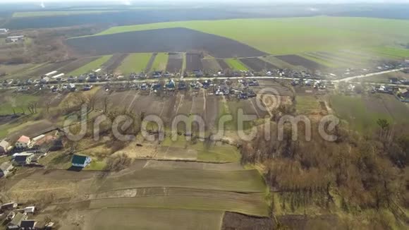 在美丽的乌克兰小村庄周围装饰良好的田野的空中景色医生沿着迷人的风景视频的预览图