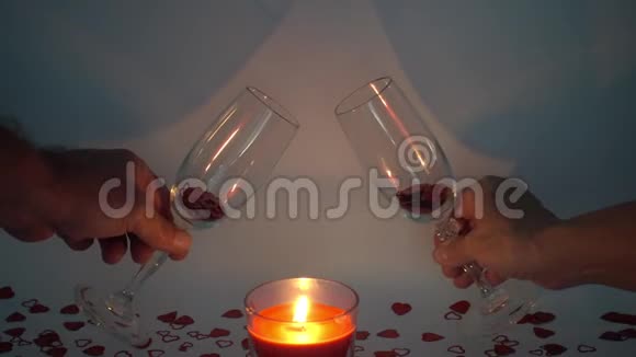 两个人拿着酒杯和点燃的蜡烛欢呼视频的预览图