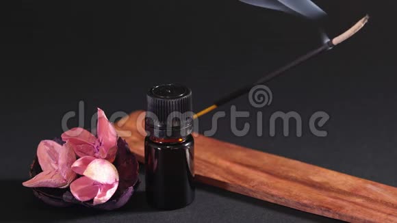 传统东方香薰健康和福祉的概念按摩油香气棒舒缓视频的预览图