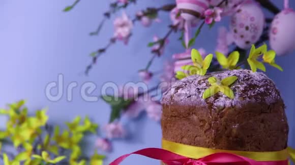 复活节背景在苹果树开花枝背景上旋转复活节蛋糕视频的预览图