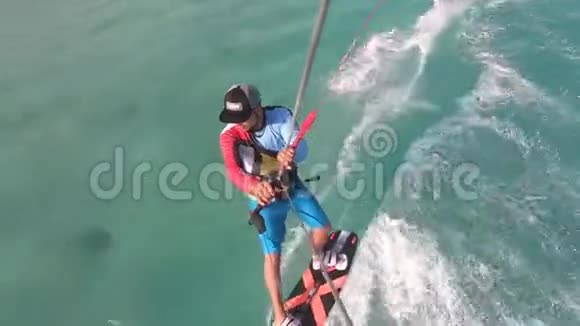 风筝冲浪者在失败后会四处泼水视频的预览图