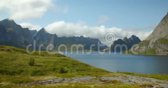 洛福顿雷恩全景拍摄北欧峡湾和蓝色湖泊视频的预览图
