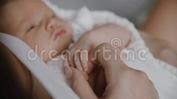 新生婴儿手握成人手指视频的预览图