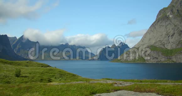 洛福顿雷恩静态拍摄北欧峡湾和蓝色湖泊视频的预览图