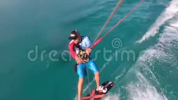 风筝冲浪技巧在空中跳跃动作镜头视频的预览图