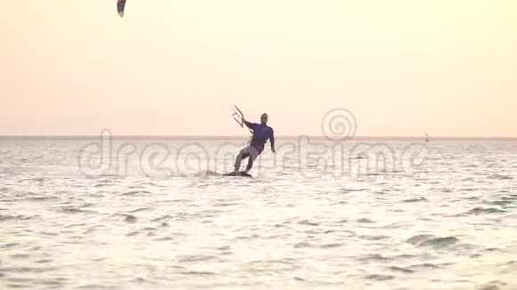 风筝冲浪者在空中玩把戏跳跃和转动木板视频的预览图