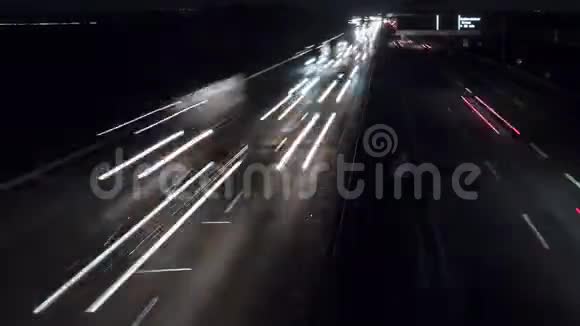 德国高速公路夜间密集交通的时间推移视频的预览图